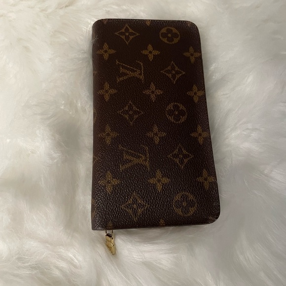 Authentic Louis Vuitton Large Zip Around Wallet | TH1020 - Picture 2 of 15